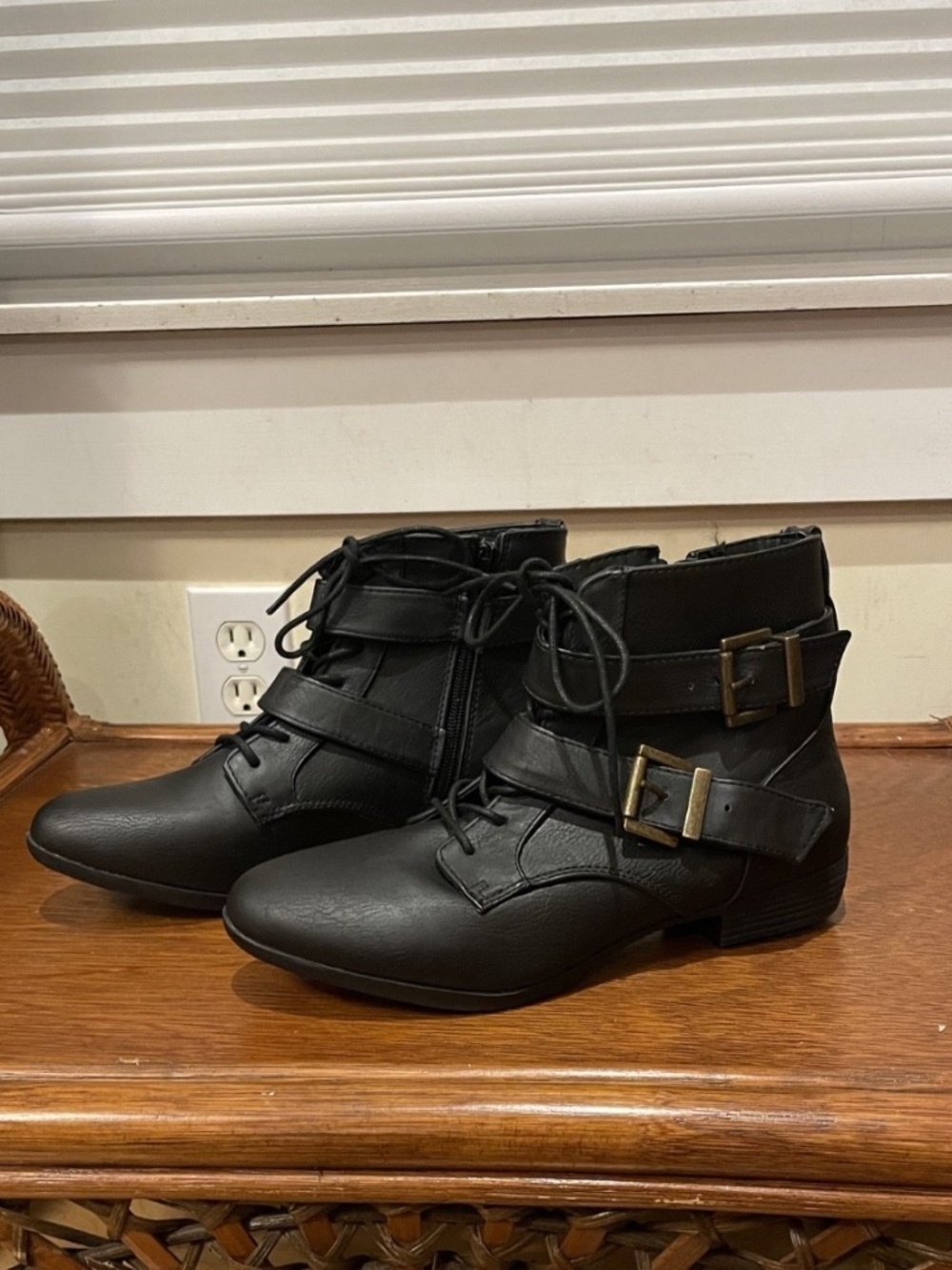 Women's faux-leather black Boots "Brand 99" with double buckles- Size 8